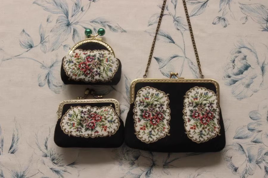 Verloren in Vinatge 1940s /70s – Embroidery Wallet Bewertung und Preis