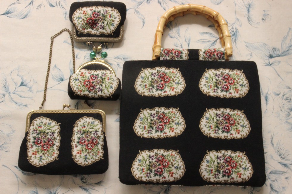 Verloren in Vinatge 1940s /70s – Embroidery Wallet Bewertung und Preis
