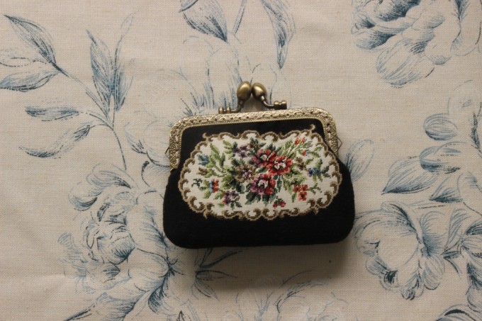 Verloren in Vinatge 1940s /70s – Embroidery Wallet Bewertung und Preis